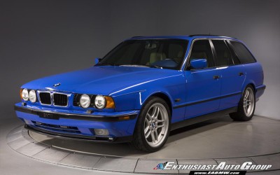 Μία σπάνια BMW M5 Touring του ’95 με χρώμα από Σαντορίνη είναι προς πώληση
