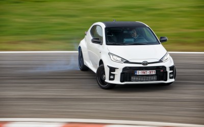 Το Yaris που πάει με το πλάι και κάνει το 0-100 km/h σε 5,5'' (video)