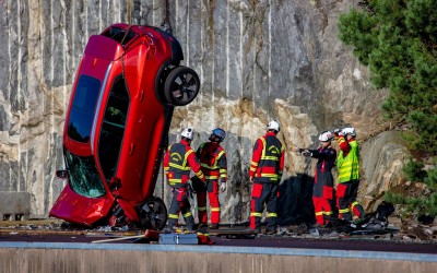 Δείτε τη Volvo να πετάει καινούργια αυτοκίνητα από ύψος 30 μέτρων! (video) 