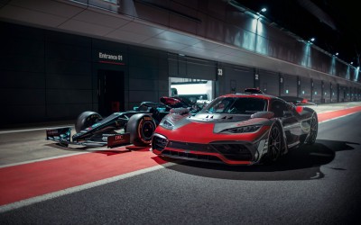 O Lewis Hamilton στο τιμόνι της Mercedes AMG Project ONE (video)