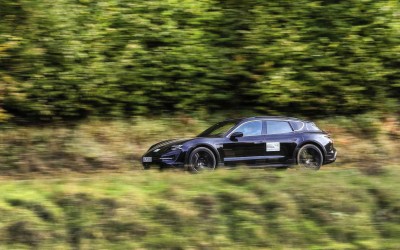 Ο Webber στο τιμόνι της Porsche Taycan Cross Turismo
