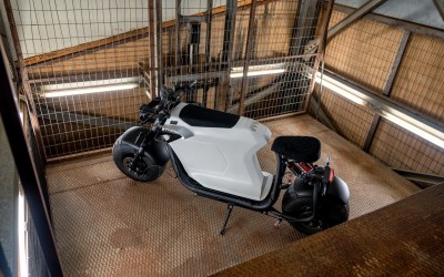 Bull-e: Το ελληνικό ηλεκτρικό σκούτερ με στιλ... cafe racer! (video)