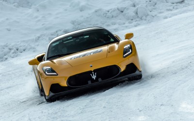 Η Maserati MC20 πλαγιολισθαίνει στο χιόνι (video)