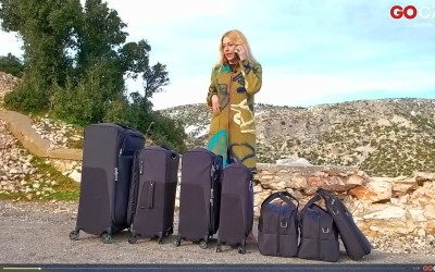 Η Τζέην, 6 βαλίτσες και το κόμπακτ SUV που τα χωράει όλα! (VIDEO)