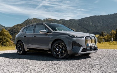 BMW iX M60: Ο ηλεκτρικός πύραυλος που κοντράρει τη Μ5