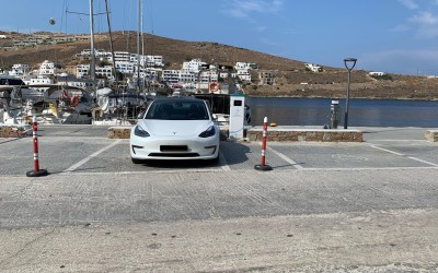 Διακοπές με ηλεκτρικό αυτοκίνητο σε νησί - Πού θα φορτίσεις μόλις φτάσεις στο λιμάνι; 