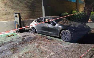 Λαμπάδιασε Tesla στην Αθήνα – Δεν έπαθε τίποτα η μπαταρία (αποκλειστικές εικόνες)