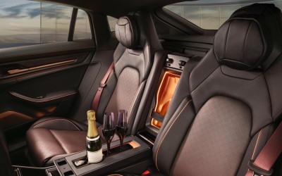 Σε ποιο μοντέλο της Porsche απολαμβάνεις σαμπάνια στο πίσω κάθισμα;