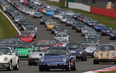 1.208 Porsche 911 στην πίστα