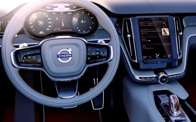 Χειρισμός ταμπλέτας στην κονσόλα των νέων Volvo 