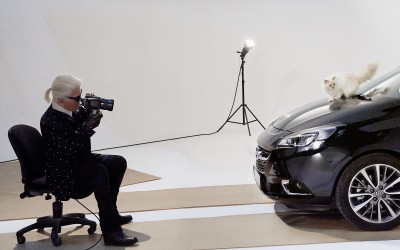 O Karl Lagerfeld φωτογραφίζει το Opel Corsa