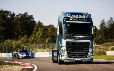 Κόντρα: Τράκτορας Volvo VS Koenigsegg (VIDEO)
