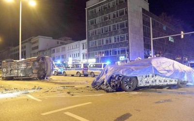 BMW 7άρα υπό δοκιμή τρακάρει με όχημα της Αστυνομίας

