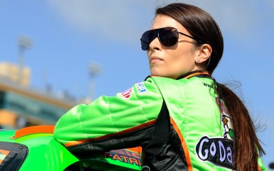 H Danica Patrick παραδίδει την 1η Chevrolet Camaro