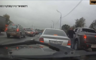 Video: Τσαμπουκάς σε λάθος αυτοκίνητο

