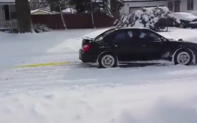 Subaru Impreza «ξεκολλάει» ένα περιπολικό (VIDEO)