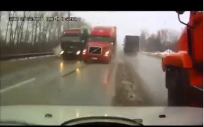 Ατυχήματα Ρωσία: Σάντουιτς σε φορτηγά

