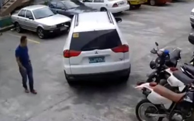 Ένα παρκάρισμα σκέτη καταστροφή (video)