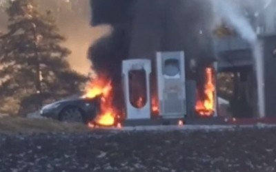 Video: Tesla έπιασε φωτιά σε σταθμό ταχείας φόρτισης
