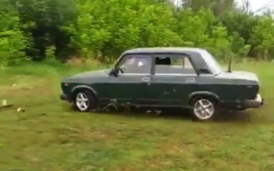 Drift με Lada σε λίμνη. Μέσα… (VIDEO)