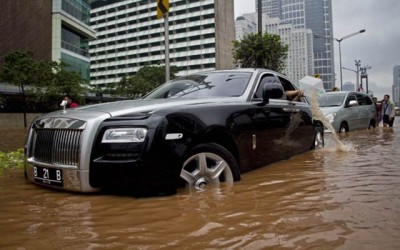 Πλημμυρισμένη Rolls Royce στην Τζακάρτα

