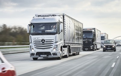 Φορτηγά της Mercedes-Benz ταξιδεύουν μόνα τους