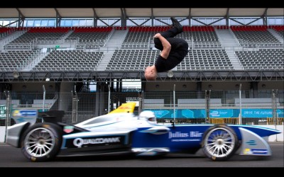 «Τυφλό» άλμα πάνω από κινούμενη Formula-e (video)