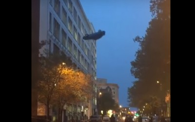 «Στημένη» ελεύθερη πτώση αυτοκινήτου (video)