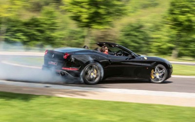 Πρωινό σερβιρισμένο τέρμα γκάζι από τη Ferrari (video)