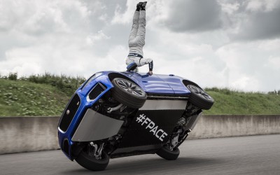 Jaguar F-Pace στις… δύο ρόδες! (video)