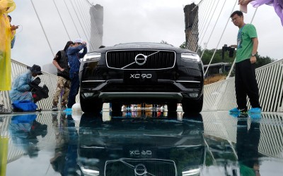 Volvo XC90 διασχίζει γυάλινη γέφυρα στην Κίνα (video)