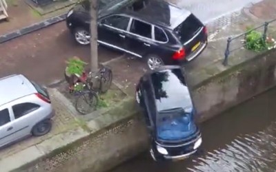 Porsche ρίχνει Smart στο ποτάμι (video)