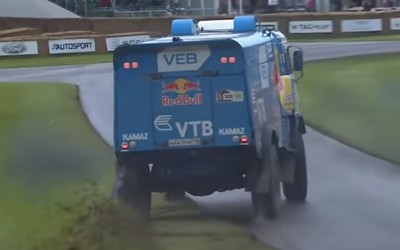 10 τόνοι driftάρουν στο Goodwood (video)