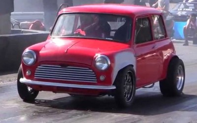 Κλασικό MINI με μοτέρ Honda βάζει φωτιές (video)