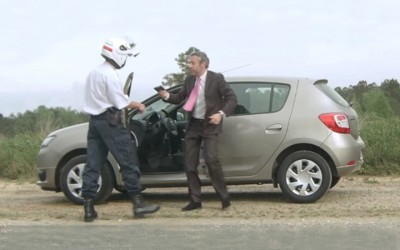 Αστυνομικός «κλέβει» ένα Dacia Sandero (video)