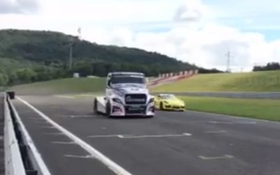 Τι έπαθε η Porsche Cayman GT4 από ένα φορτηγό; (video)