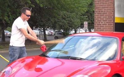 Έσπασε το παρμπρίζ της Ferrari του με ρόπαλο (vid)
