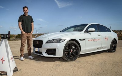 Ένας X-Man οδηγεί την 4κίνητη Jaguar XF (video)