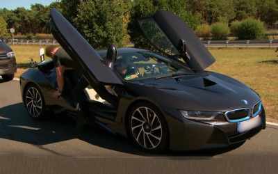 Ξεκαρδιστικός κωμικός πάει «τάπα» με BMW i8 (video)