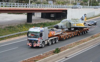 Ένα πολεμικό αεροσκάφος στην εθνική οδό! (vid)