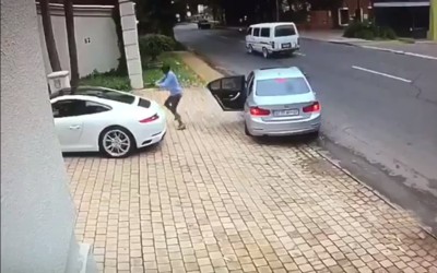 Με γρήγορα αντανακλαστικά γλίτωσε την Porsche από τον κλέφτη (vid)