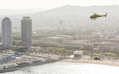 Κουβαλώντας ένα αυτοκίνητο με ελικόπτερο (vid)