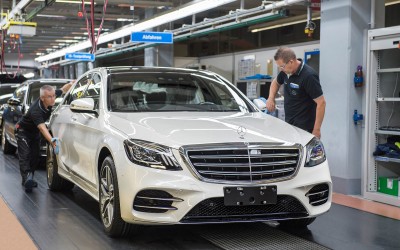 Η νέα S-Class βγαίνει μόνη της από τη γραμμή παραγωγής (vid)