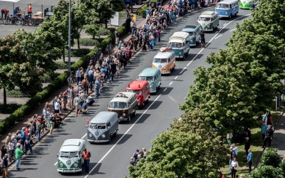 Ένα μεγάλο πάρτι για το χίπικο βανάκι της Volkswagen