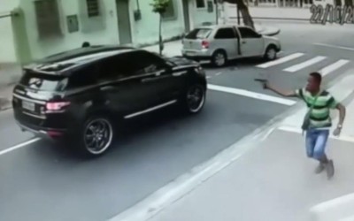 Προτίμησε τη ζωή του από το αυτοκίνητο (vid)