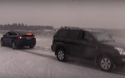 Tug War ανάμεσα σε Model X και Land Cruiser (video)