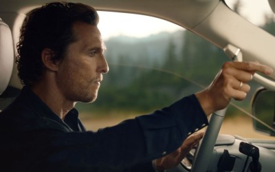 Ο Matthew McConaughey βρίσκει ρυθμό μέσα σε μία Lincoln (vid)