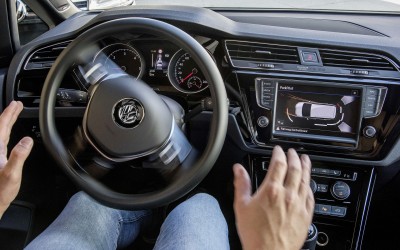 Με το park assist της Volkswagen χωράς παντού (vid)