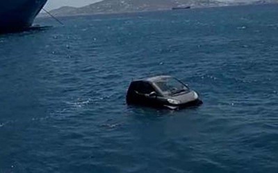 Smartακι έκανε βουτιά στο λιμάνι της Μυκόνου (vid)