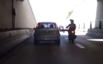 Μοτοσικλετιστής κλοτσάει αυτοκίνητο… εν κινήσει! (video)